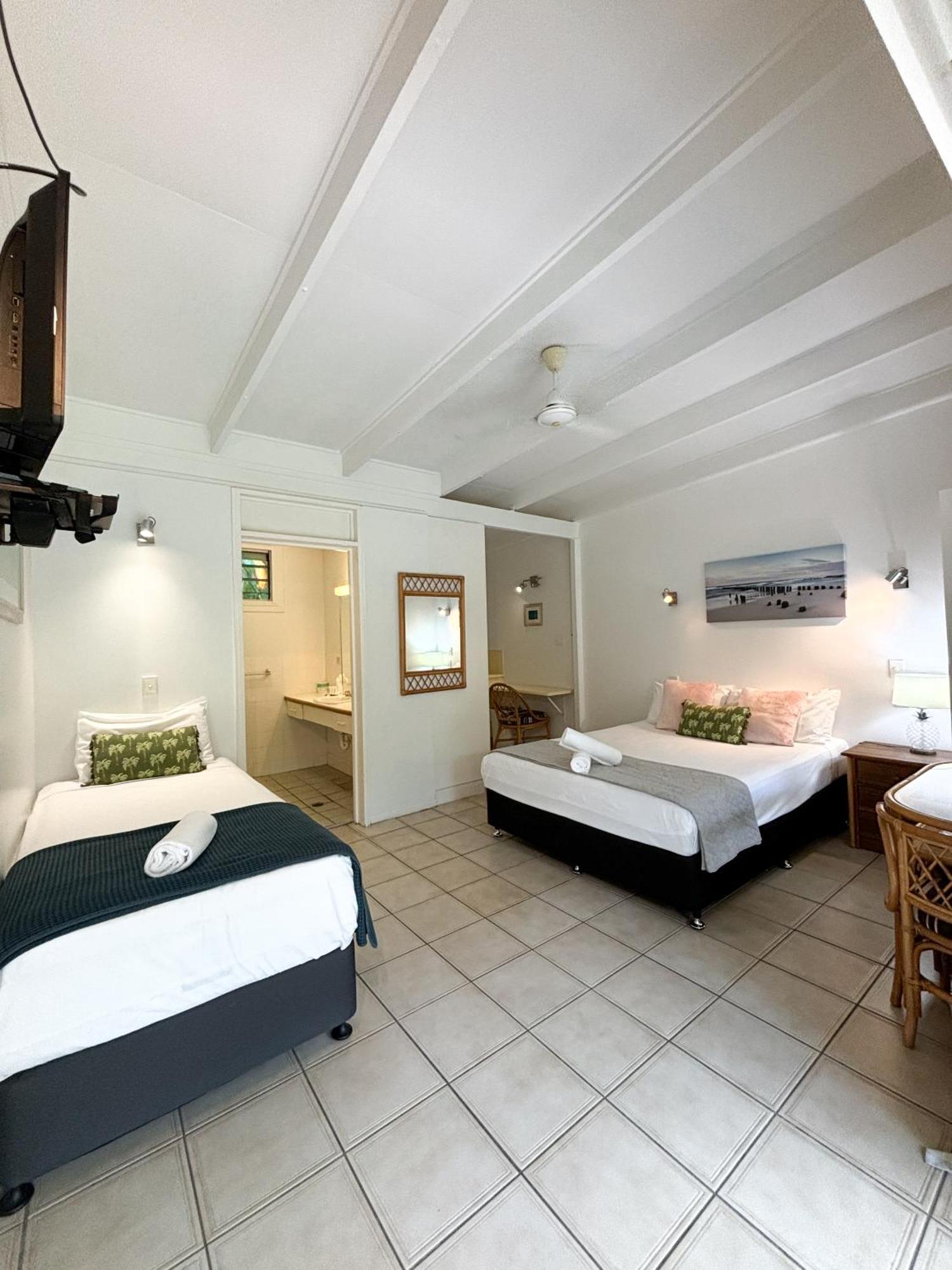 อมารู ออน มันฑะเลย์ โฮเต็ล Hotel Nelly Bay ภายนอก รูปภาพ